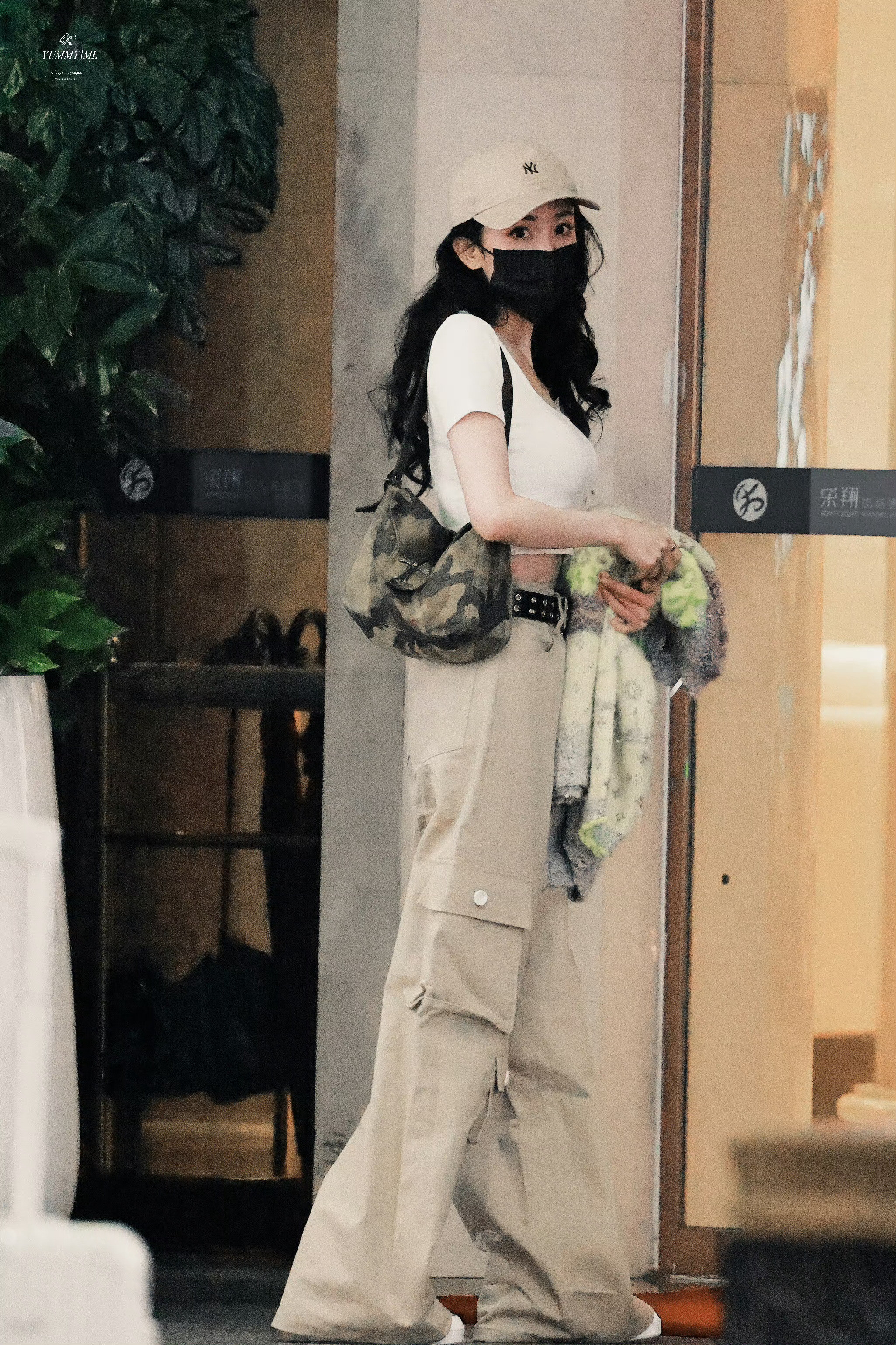 杨幂初代私服女王的含金量还在上升天生时髦精是这样的，行走的Prada穿搭宝典具象