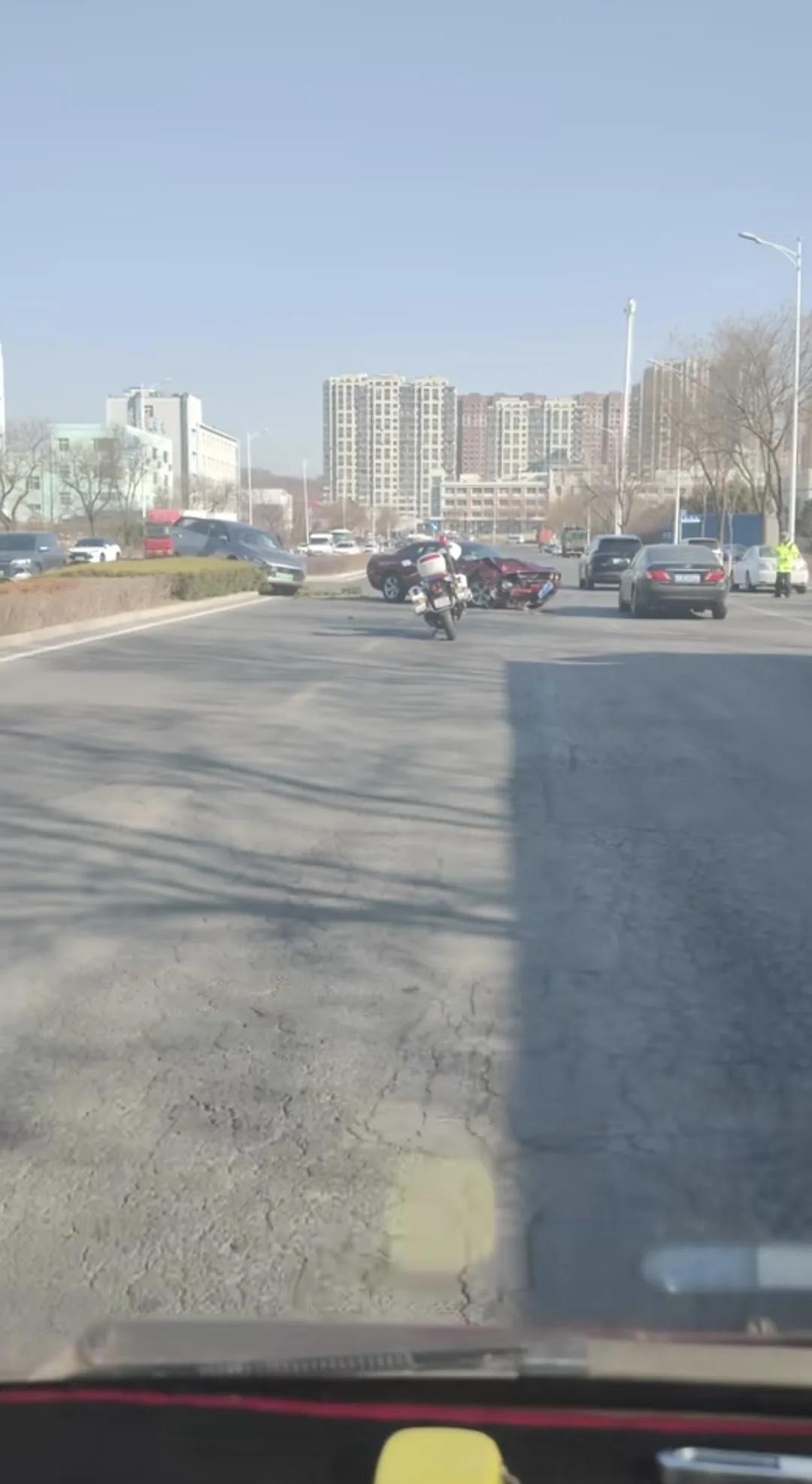 车祸现场位于大连开发区湾里街道。撞的太狠了，看图吧。道路安全千万条，最重要