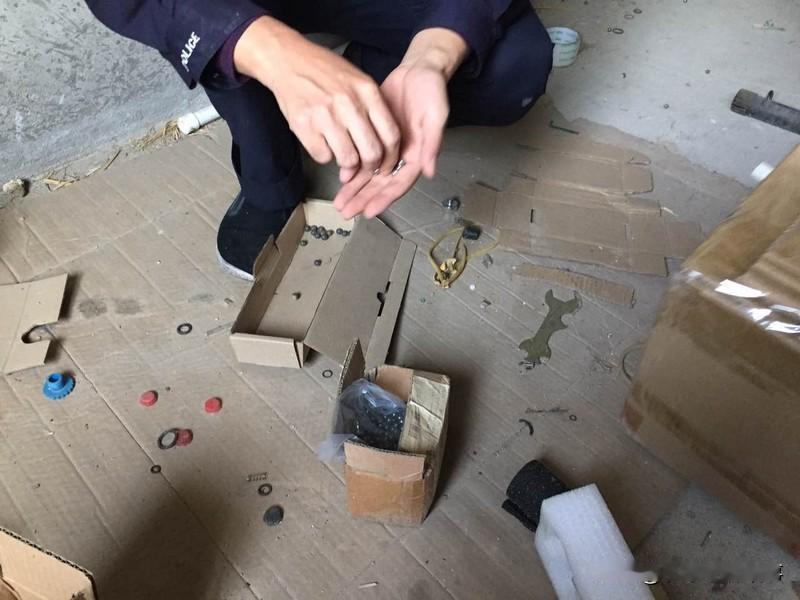 痛心！安徽18岁小伙下班途中头部中弹，深夜遭此横祸，令人难以接受。家属怀疑是打鸟