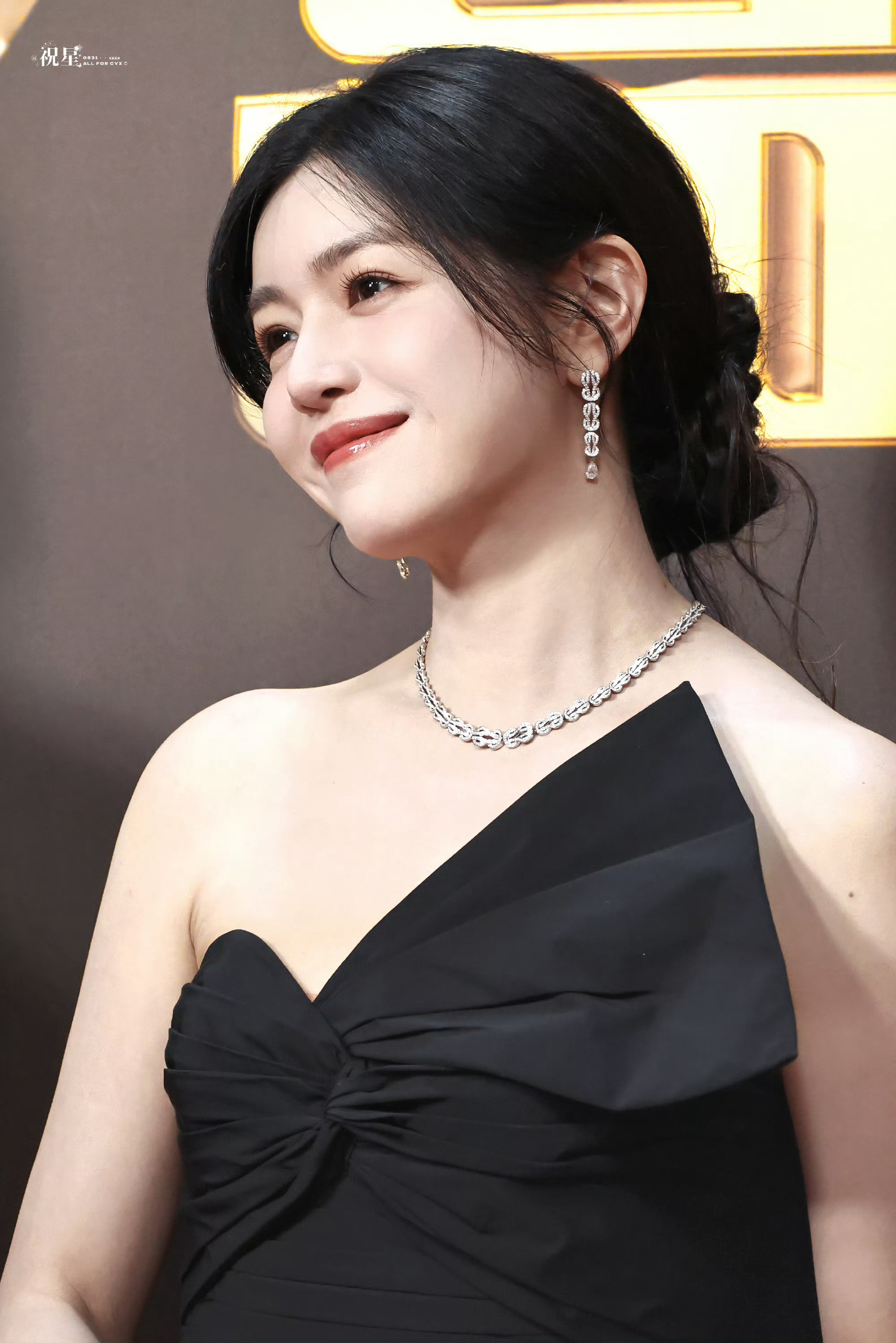 陈妍希生图状态陈妍希今晚一袭黑裙亮相，高级感直接溢出屏幕！暗纹纱裙轻盈飘逸，斜肩