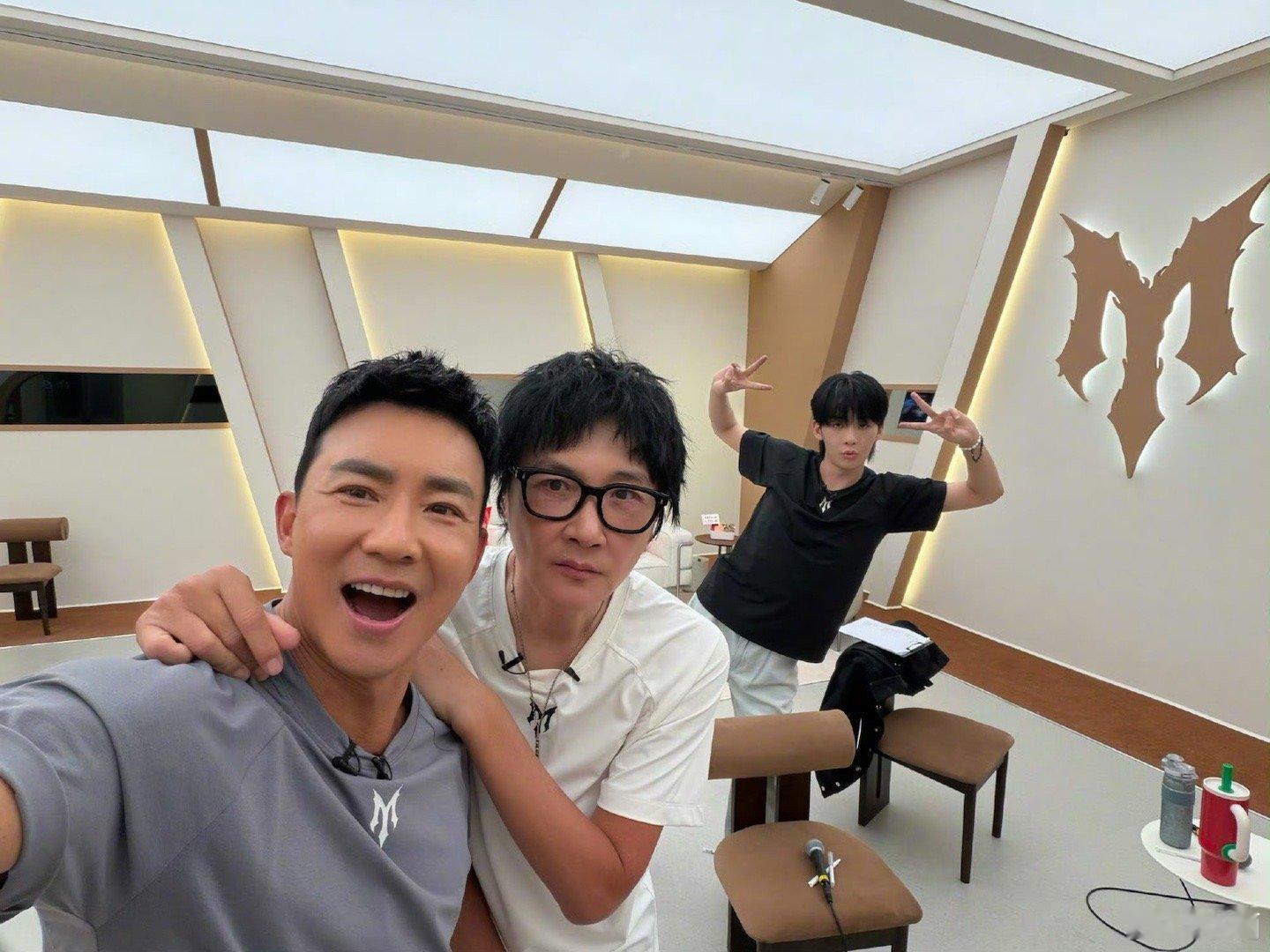 孙楠王赫野百万和声披荆斩棘小考《爱很简单》和声杀疯了🔥孙楠浑厚打底，王赫野温润