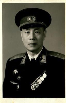 斯大林葬礼时，周总理罕见向苏联提出一要求：放我们一人回国。1953年斯大林去世，