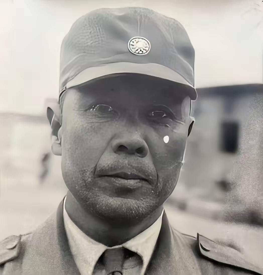 1949年5月，安阳解放后，河南保安第三旅旅长刘乐仙被俘虏之后的照片，镜头中他神