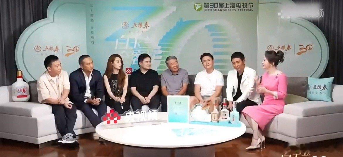 内娱掀桌与全员上桌的区别我就甩两张图,今年有哪部剧的配角能跟着导演一起走红毯,走