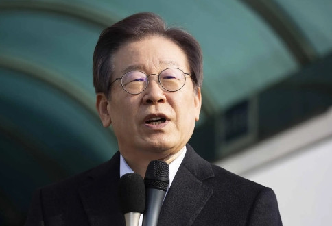 对中国降格了。李在明临阵退缩，阅兵不来了，派出议长代行。这首先是回绝了，第二