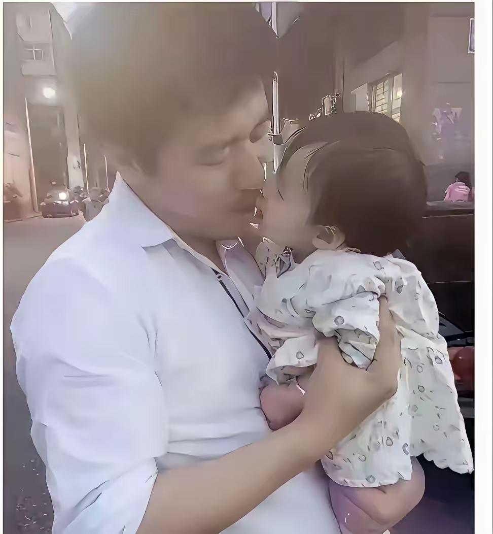 张雪峰怀里是他的女儿张姩菡（Elle），最后一张图，相信他一定在平行空间里守望着