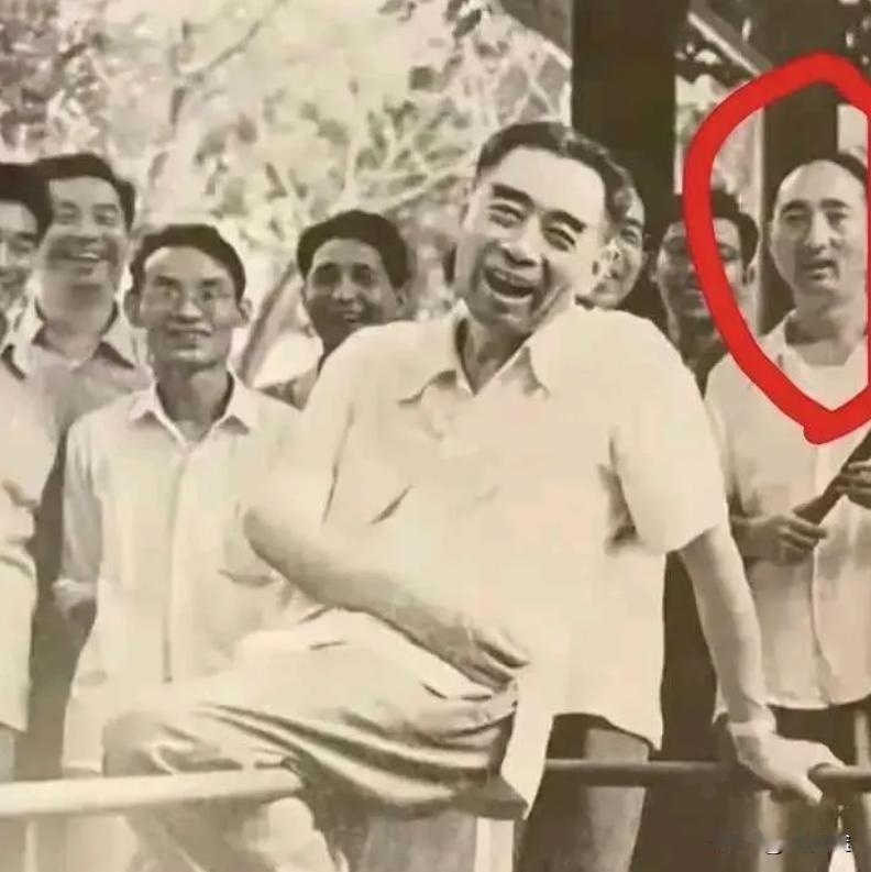 谁知道周总理身后这个人是谁？看着有点面熟，就是一时想不起来了。1961年的夏