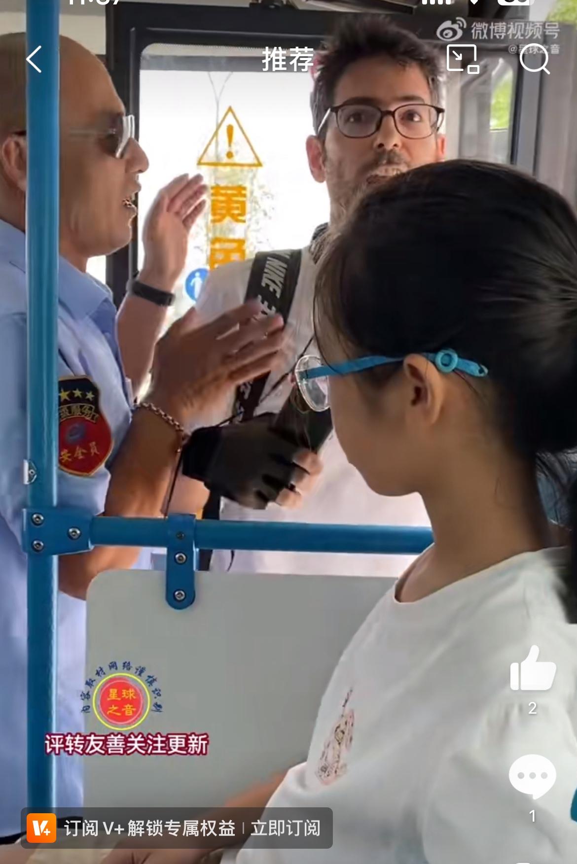 老外机动车道骑行，逼停公交，上了公交输出一堆脏话，厦门这个老外谁给他的勇气。骑自