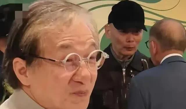 71岁的成龙，老的真坐实。头顶上的头发只有几绺长头发，头顶拔的都要到后脑勺子