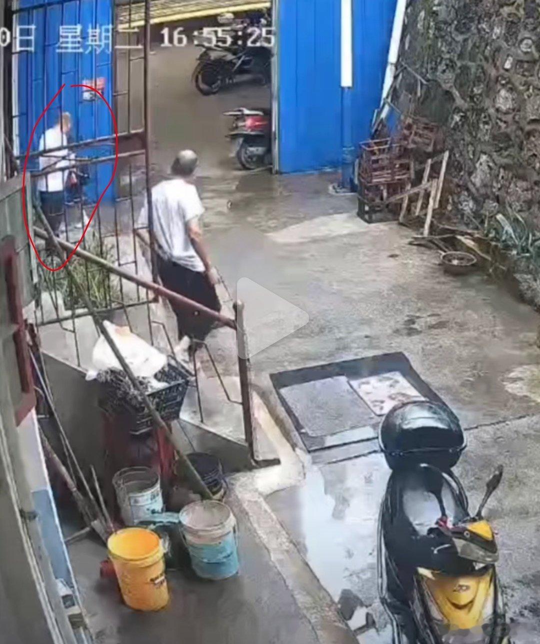 警方通报男子将女童拖进小巷截图是好心大爷下楼阻止的画面，根据监控时间，巷子并不长