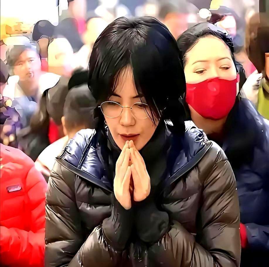 别再神化王菲谢霆锋了。一个转身给了爱人“自由”，另一个转身却给了孩子“全世界”