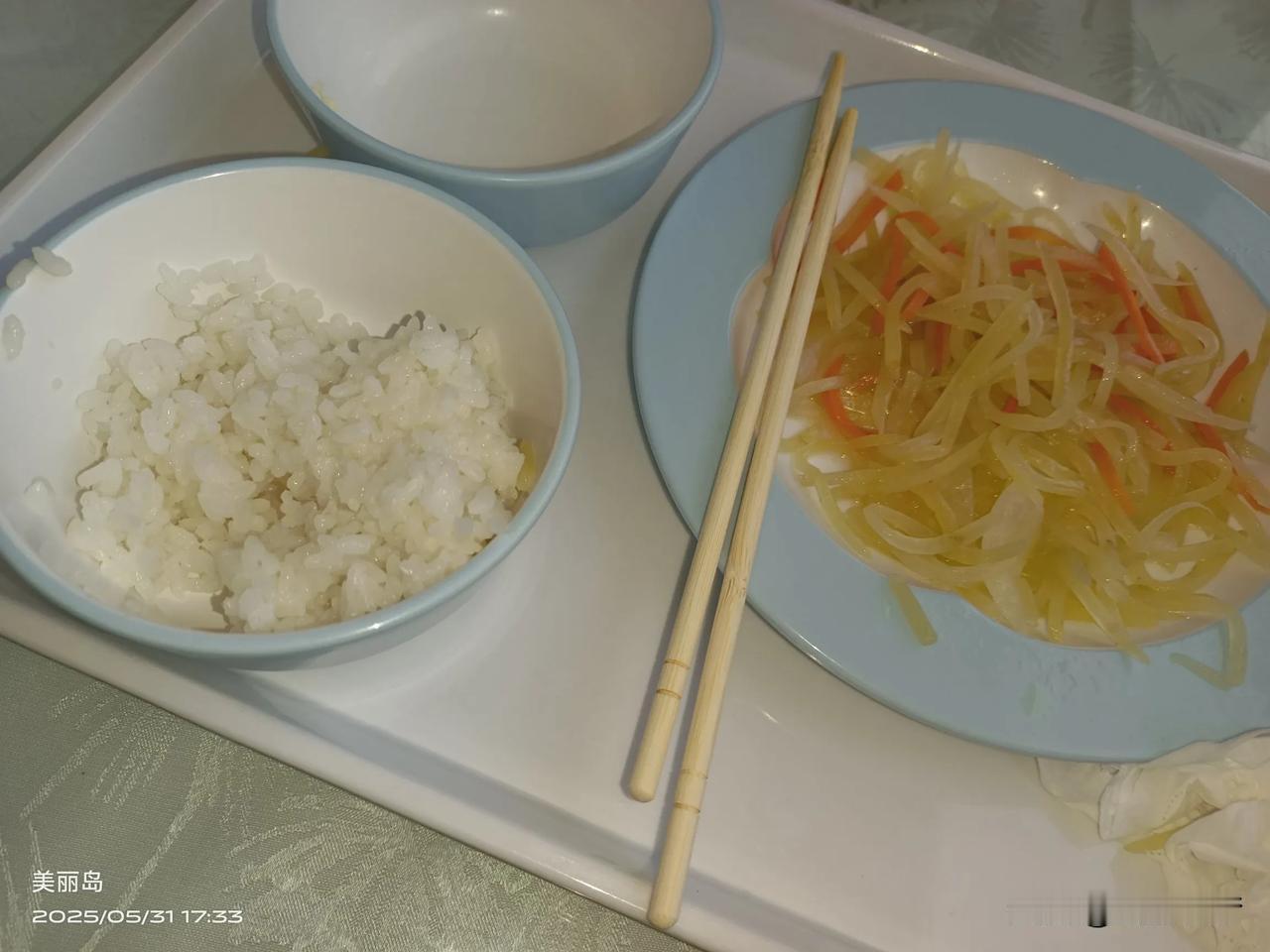 火车上餐车的套餐，28块钱！太难吃了，大米不好吃，土豆丝没有滋味，还硬。鸡蛋