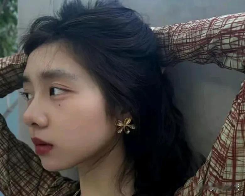 偶遇孙莉母女三人，多多穿的比妈妈还像大人，就是太瘦撑不起衣服！！！​