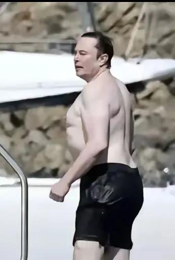 马斯克这是什么身材？我看到差点惊掉了下巴！别的男人都是，胸部小，肚子大，他这倒好