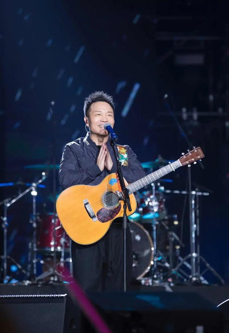 🌞1995年，田震对许巍说：“我想买你一首歌，多少钱都行！”许巍却说：“我