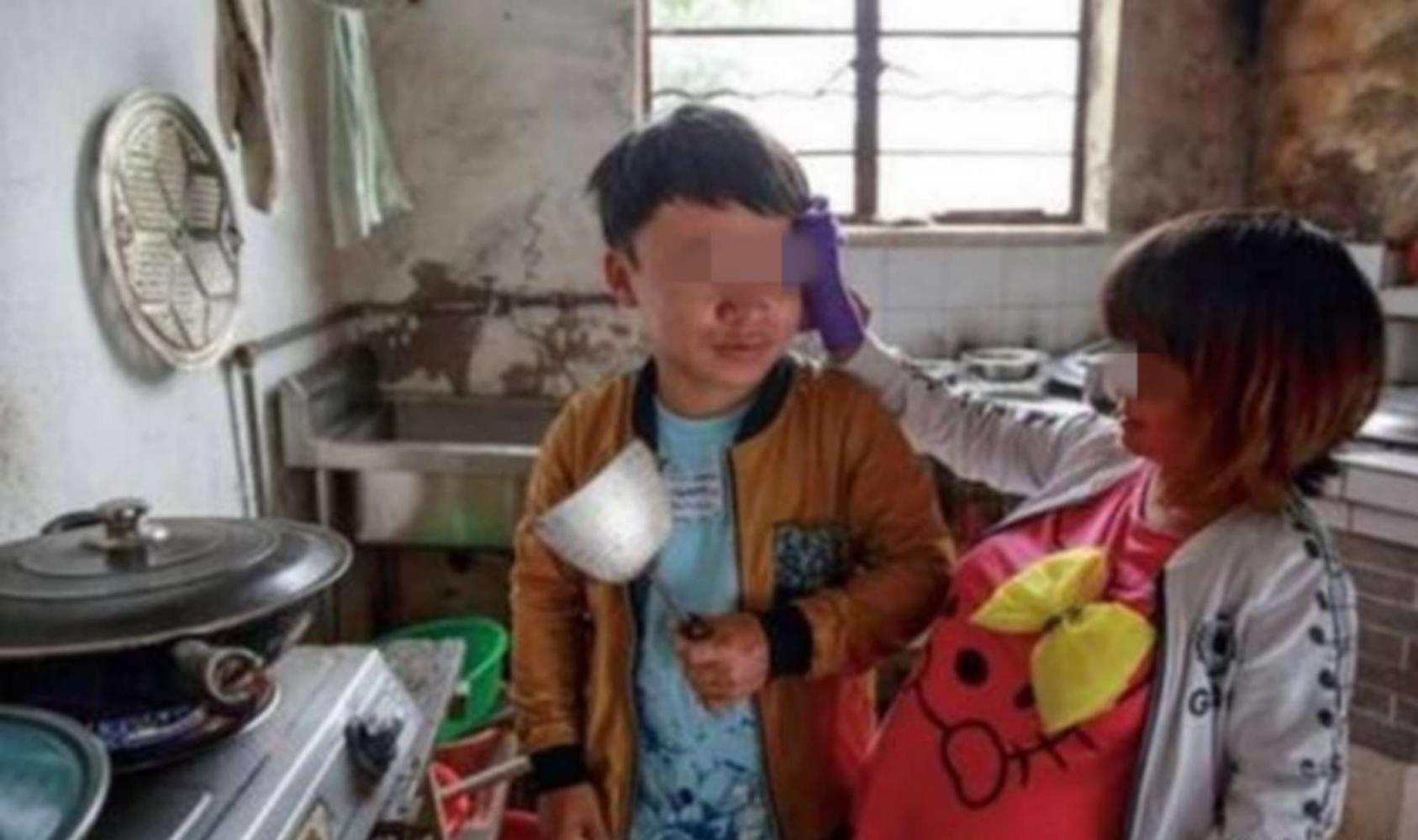 两口子都是侏儒, 看到生下的宝宝后, 妈妈抱着孩子放声大哭