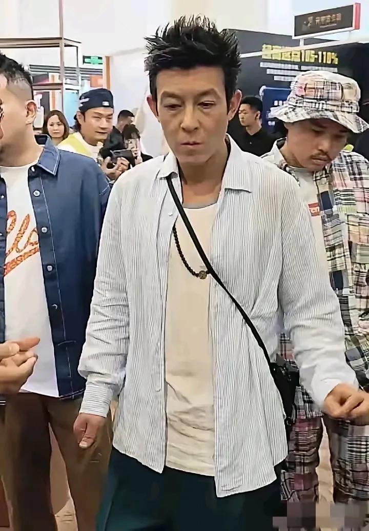 曾经红遍娱乐圈的大帅哥-陈冠希怎么老成这样了？他才40几岁，已经出现了非常严重的