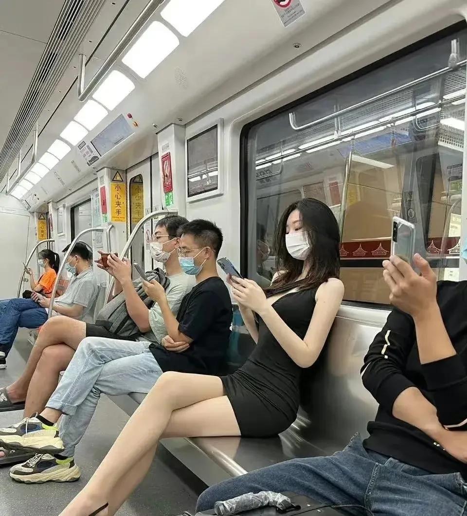 地铁里碰见个大美女口罩一戴，脸都瞧不太清但就扫了一眼她的腿直接给人看呆！这