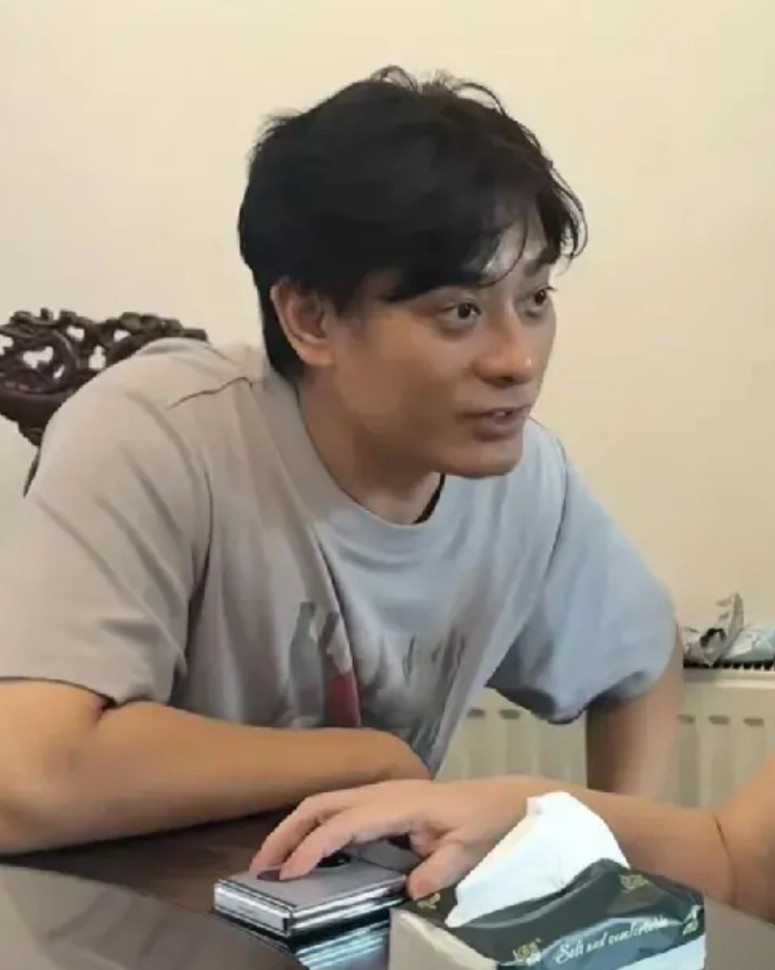 陈龙去妈妈家，指着客厅的空调对妈妈说，这台空调有20年了吧，把空调换了吧。太旧了