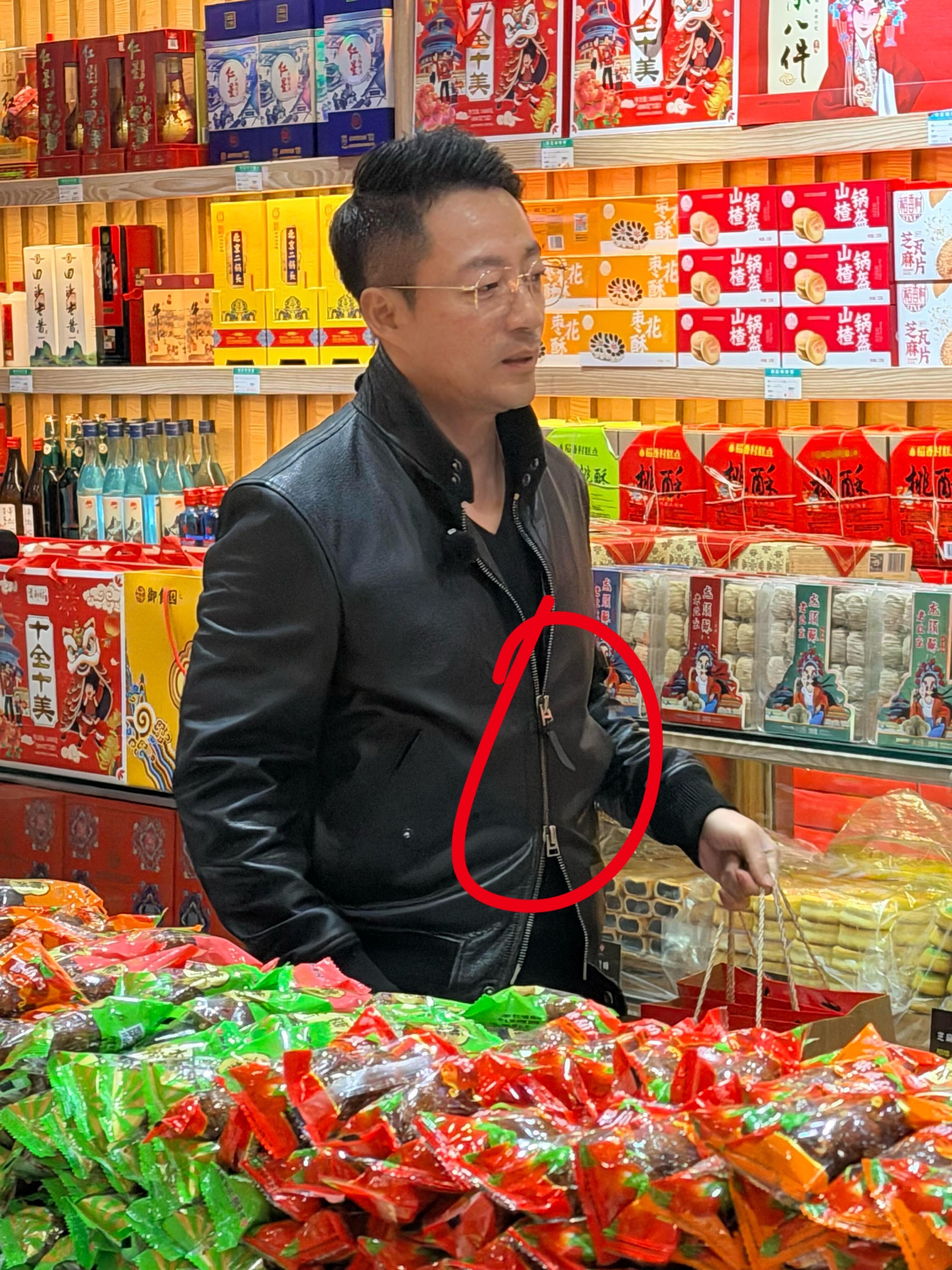 网友偶遇汪小菲，衣服是胖的拉不上吗​​​