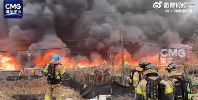 “江南区那边烧起来了！”一句惊呼把整条街的人都炸出店铺。抬头一看，黑烟像一条失控