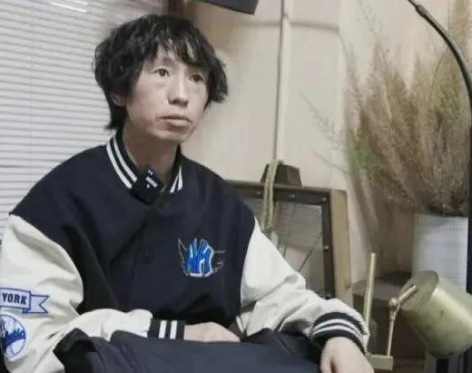 原以为庞麦郎在经历过爆火又沉寂、甚至进过精神病院这些事儿后，会彻底消失在大众视野
