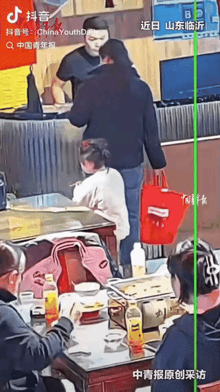 泪目！山东餐馆老板的一个举动，暖哭无数人山东，一位母亲给孩子看完病后，身无