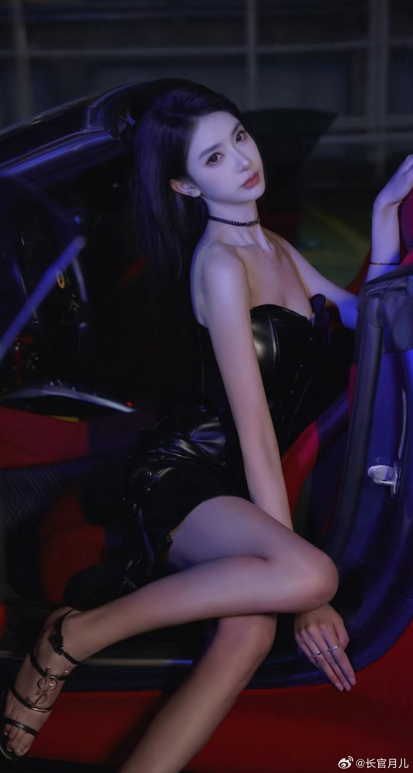 夜色迷人，还是人更迷人。