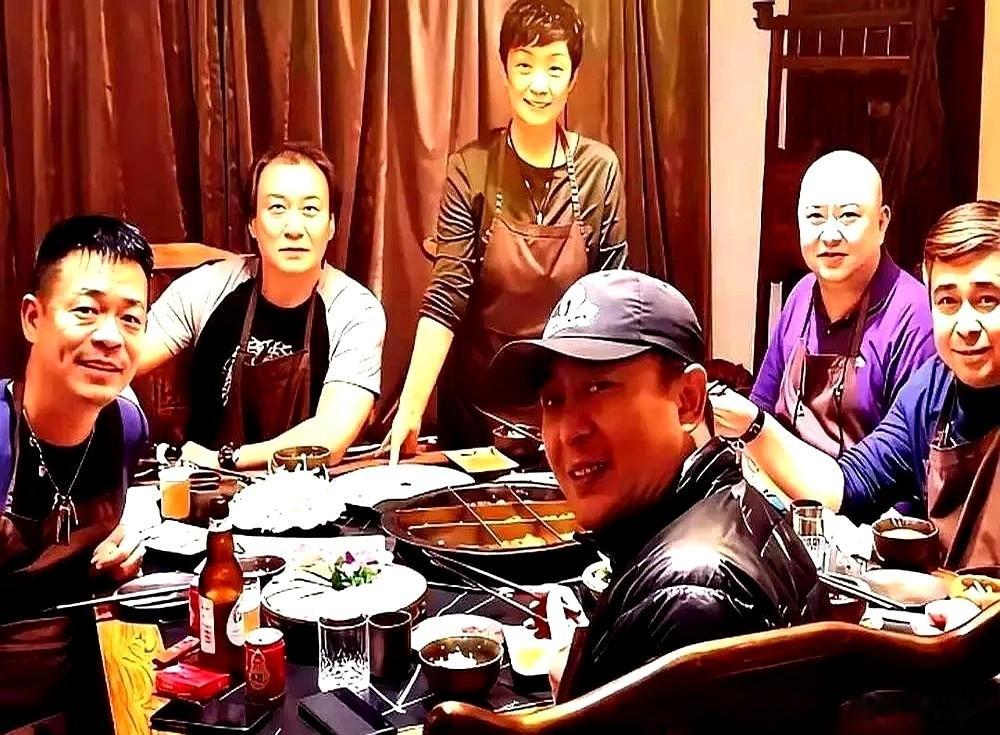 《主角》庆功宴上，张嘉译问了一圈：“姬他呢？怎么没来？”一桌人面面相觑。孙浩替