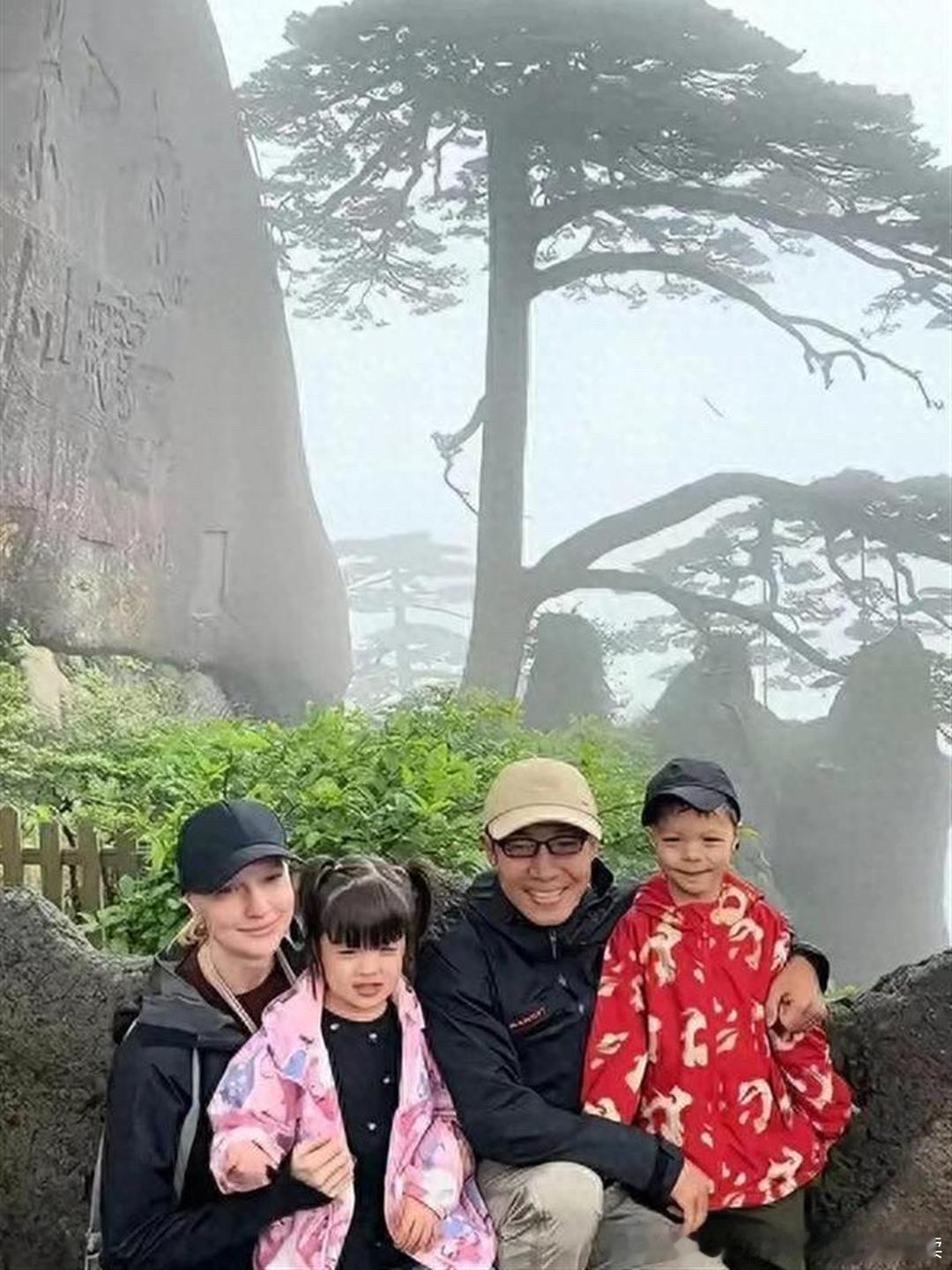 撒贝宁一家四口合照，两个孩子时尚感随了妈妈啊。