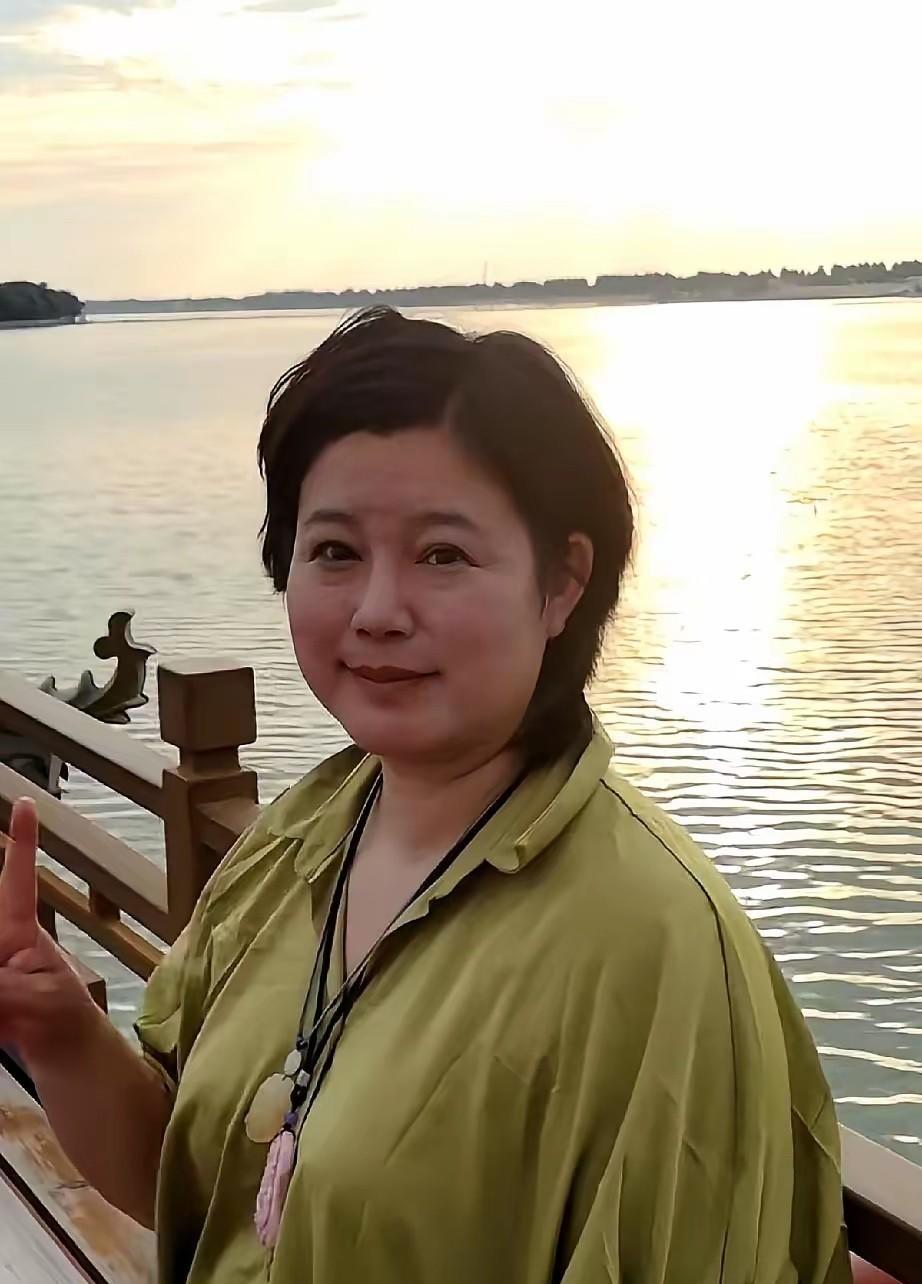 要是没人提醒，打死我也不敢信。眼前这个挤着眼睛、双下巴若隐若现的短发大姐，竟然是