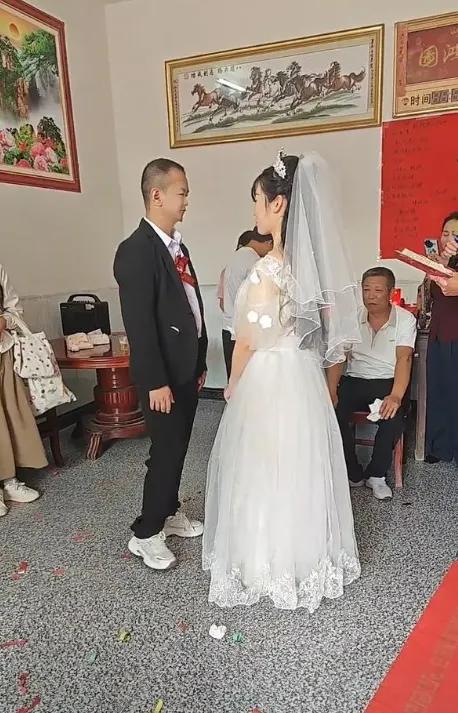 这婚礼现场，真是尬得脚趾抠地！湖北一场喜宴上，新郎凑近想亲新娘，结果人家直接