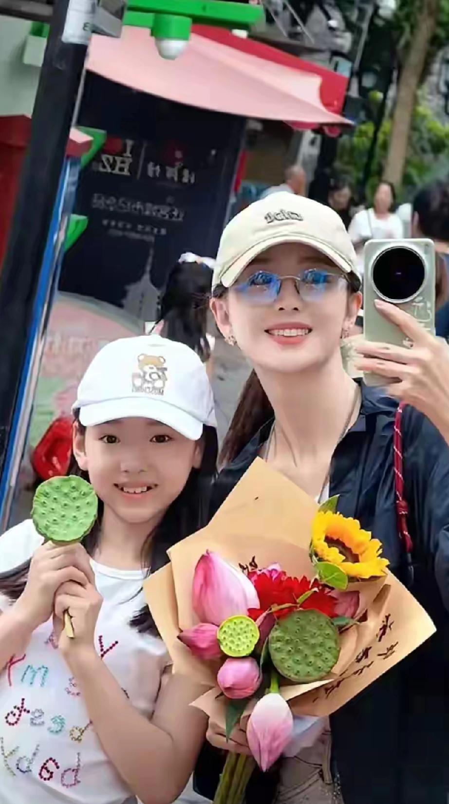 佟丽娅带儿子逛杭州老街！母子同框颜值出众，逛买荷花直呼杭州太治愈