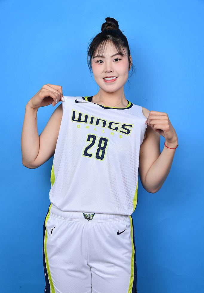 我认为中国女篮世界杯预选赛的十二人大名单首先是后卫成员，即王思雨、张曼曼、陈