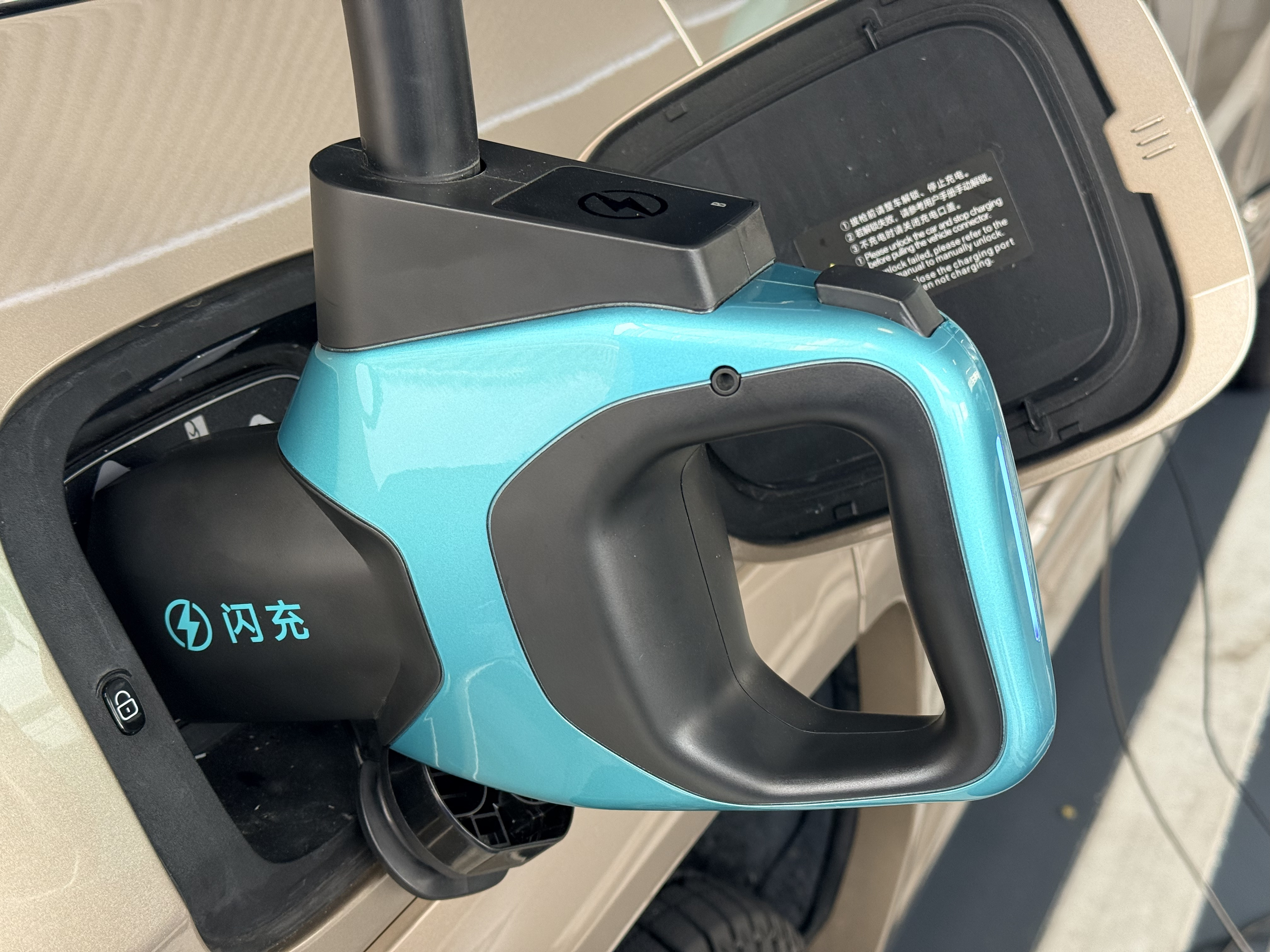 前两日现场体验了比亚迪的闪充，给我的感觉就是：油车的末日真的快到了！以前油车对