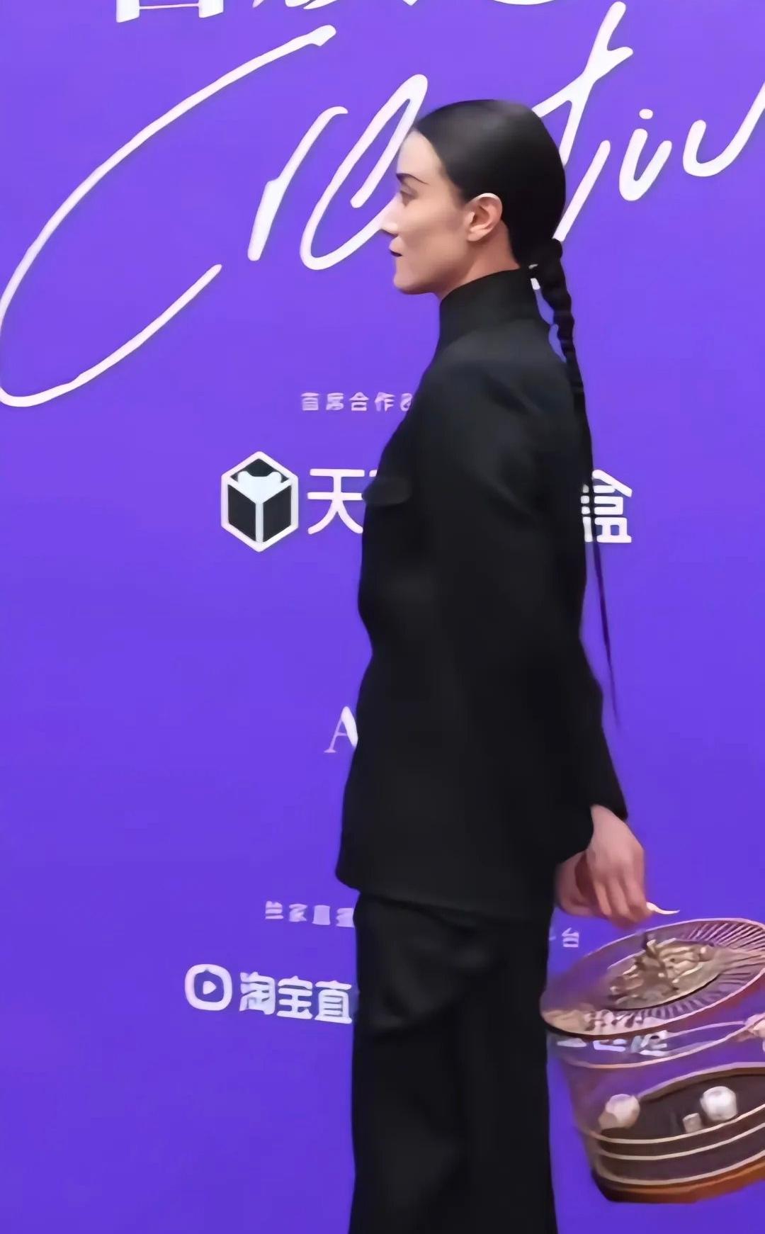 在某些人的内心，还在为金钱鼠尾而骄傲。（图一至图四）直到如今，还真有不少人为发