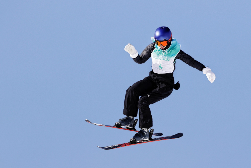谷爱凌大跳台晋级决赛：失误后翻盘，这才是大心脏！北京时间2月15日，米兰冬