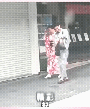 发视频的人，这是在南京街上看到的一幕。不知什么时候的事儿，也是真假难辨。不过，