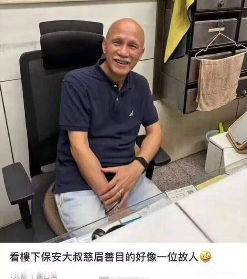 图中的台湾这位安保大叔不如来大陆横店吧。这位大叔如果饰演蒋公不知道会不会红遍大
