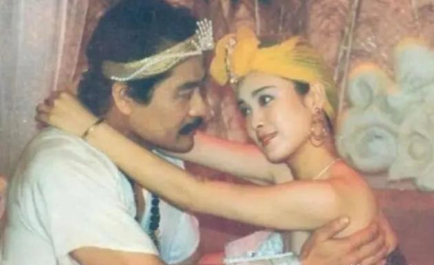 1990年拍摄《封神榜》时，26岁的傅艺伟死活不肯和56岁的达奇拍吻戏，“他太老