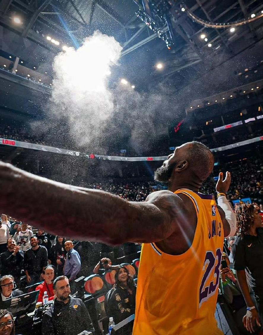 合理至上：勒布朗的生涯注脚最后一攻，球在勒布朗手中。保持纪录的机会近在咫尺，他