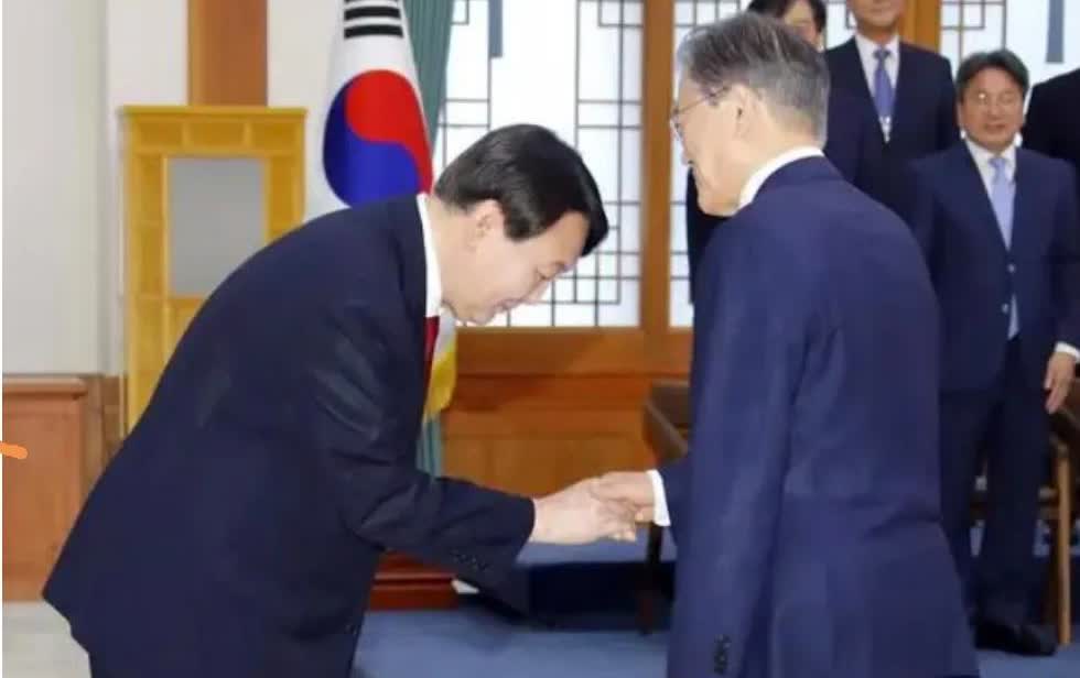 9月9日是文在寅涉嫌受贿罪开庭日一审法院：首尔中央地方法院。握手的两人在