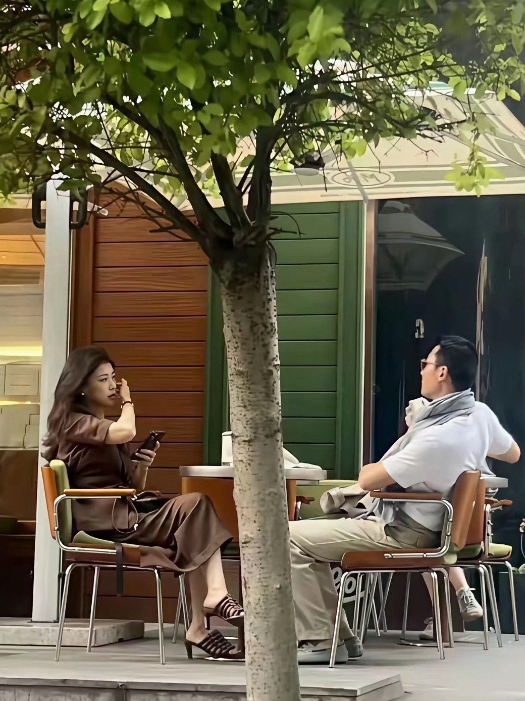 朱珠与老公坐路边喝咖啡，他们夫妻看起来惬意又放松，朱珠这个气质，她老公高攀了啊​
