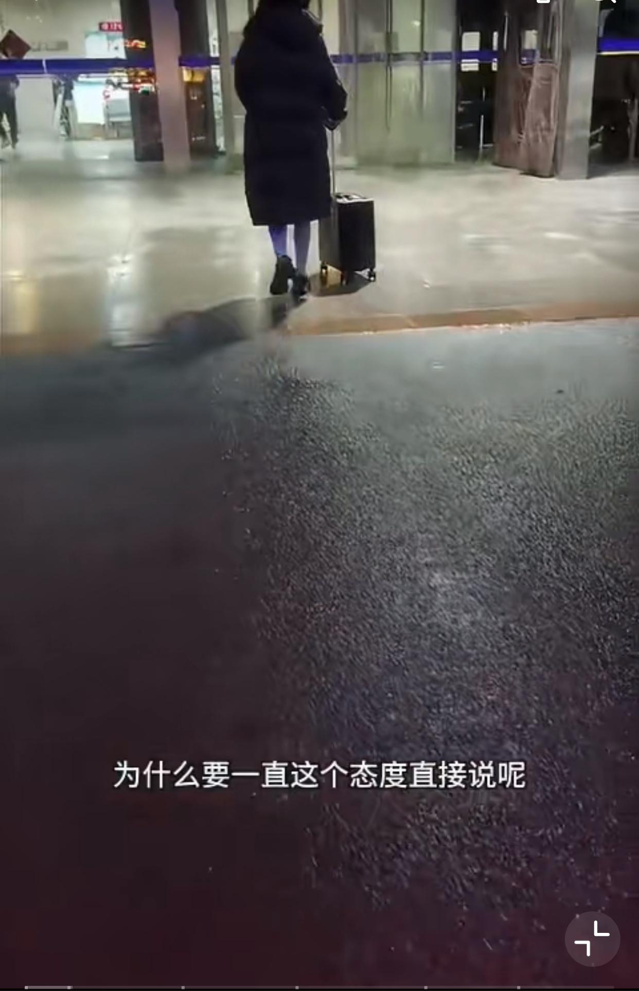 近日江苏常州，一女学生独自乘坐高铁回常州学校，在高铁上时，一名黑衣女子的水杯倾倒