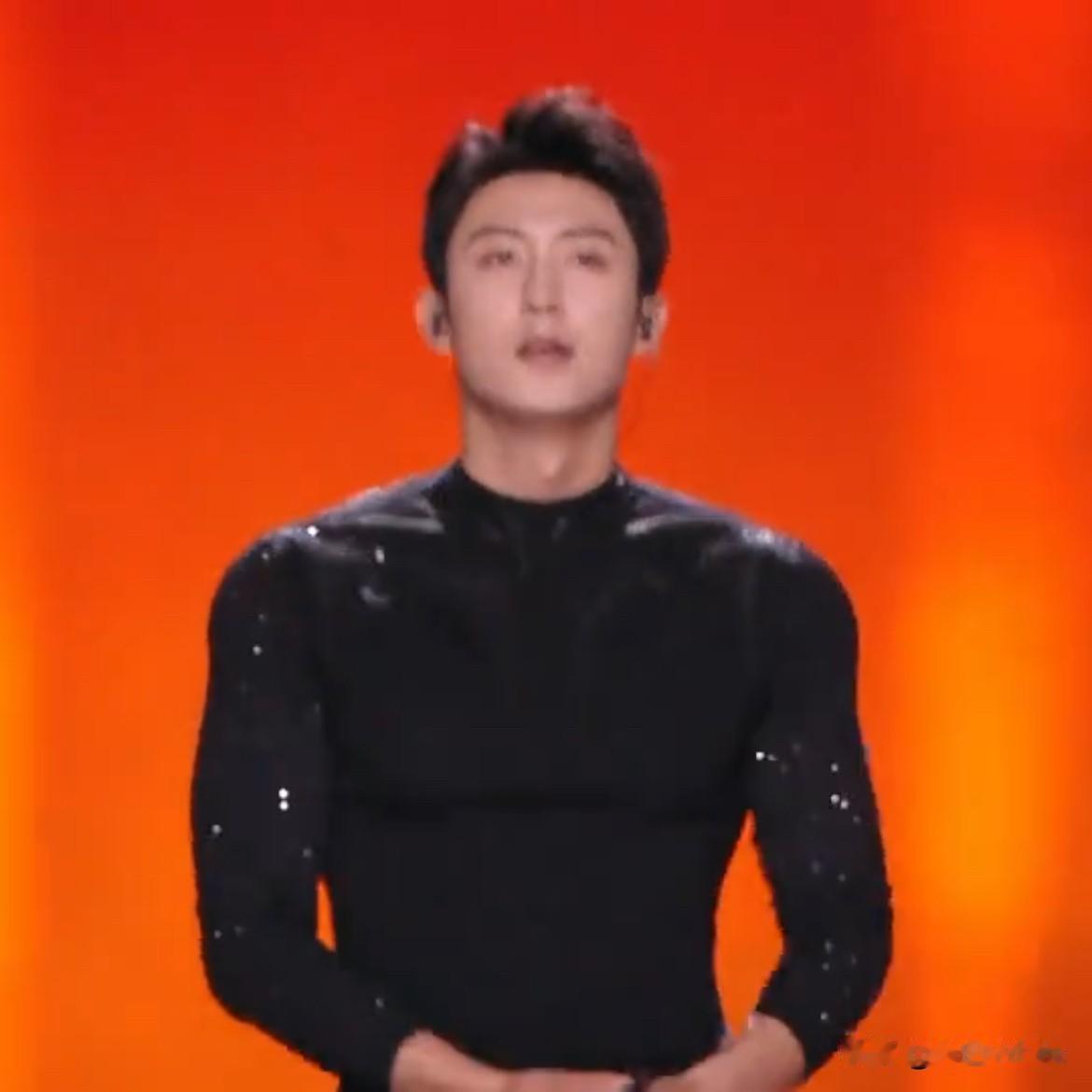 12月31日，黄景瑜跨年唱歌开跑车离场！一开始看黄景瑜脱外套还有点懵，感觉他里