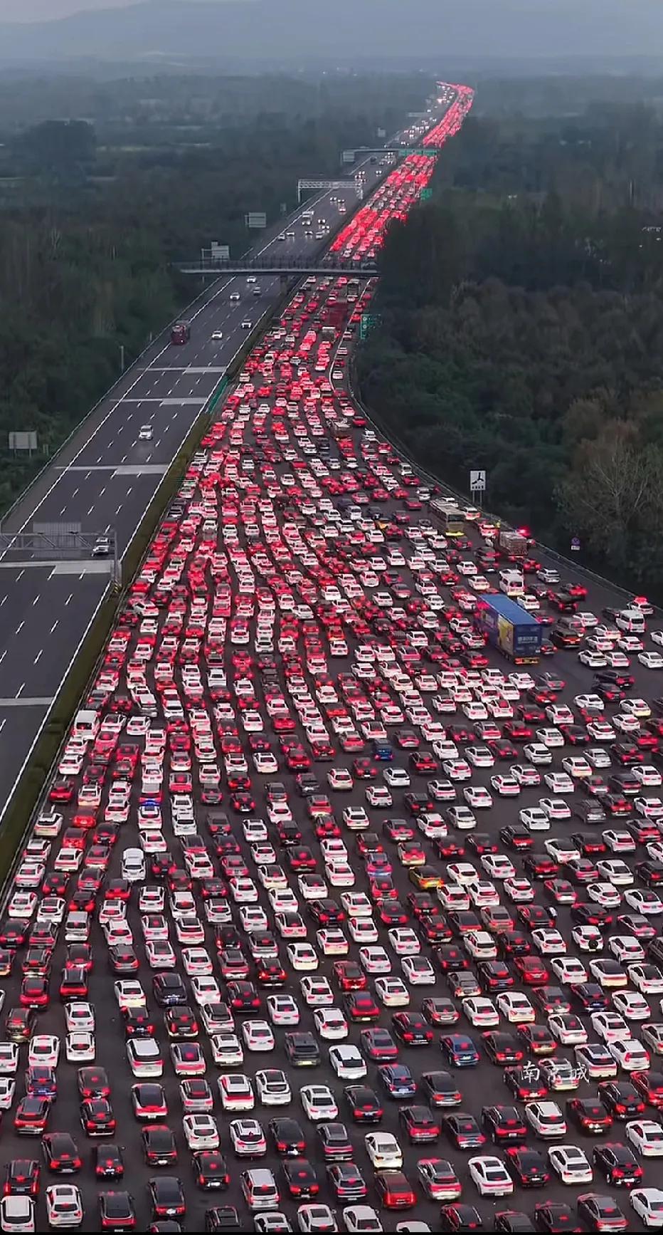 看似壮观，实则特别心酸，都是在外奔波的游子。明天开始上班了，各位。（图来源