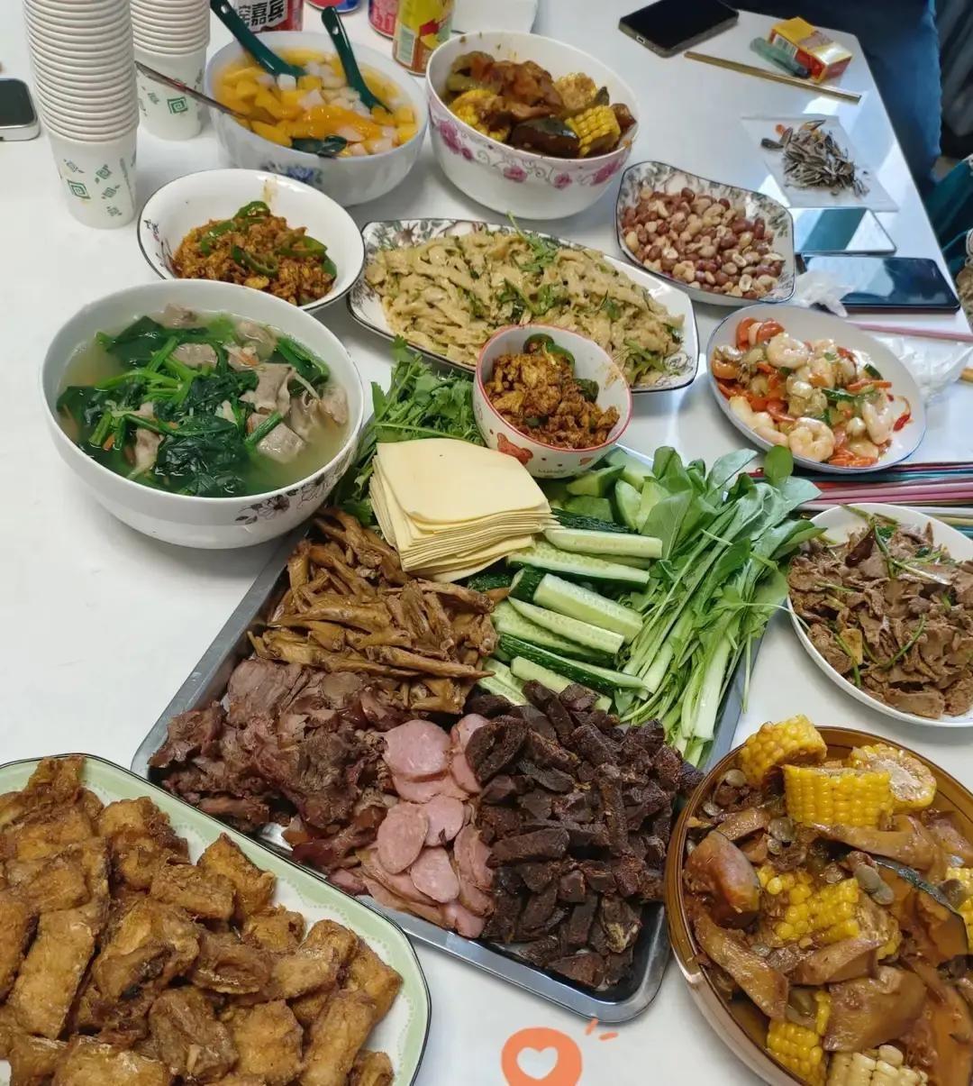 朋友在饭局上递给我一包25块钱的烟，自己却掏出近100块一包的高档烟点上。这事