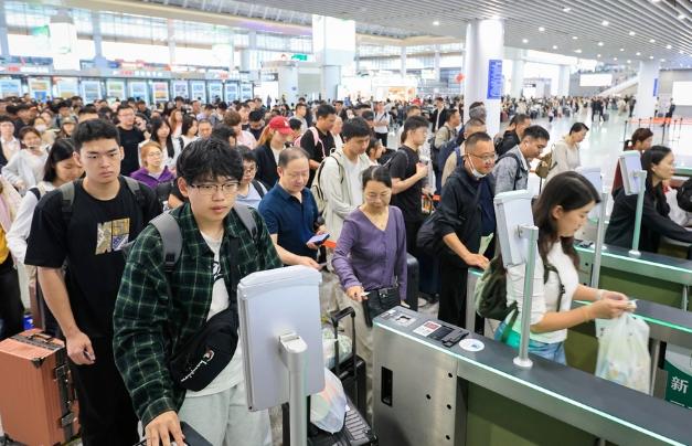 中国游客都去哪了？日本成了遇冷之地。国庆长假间，全国21.3亿人次大流动，