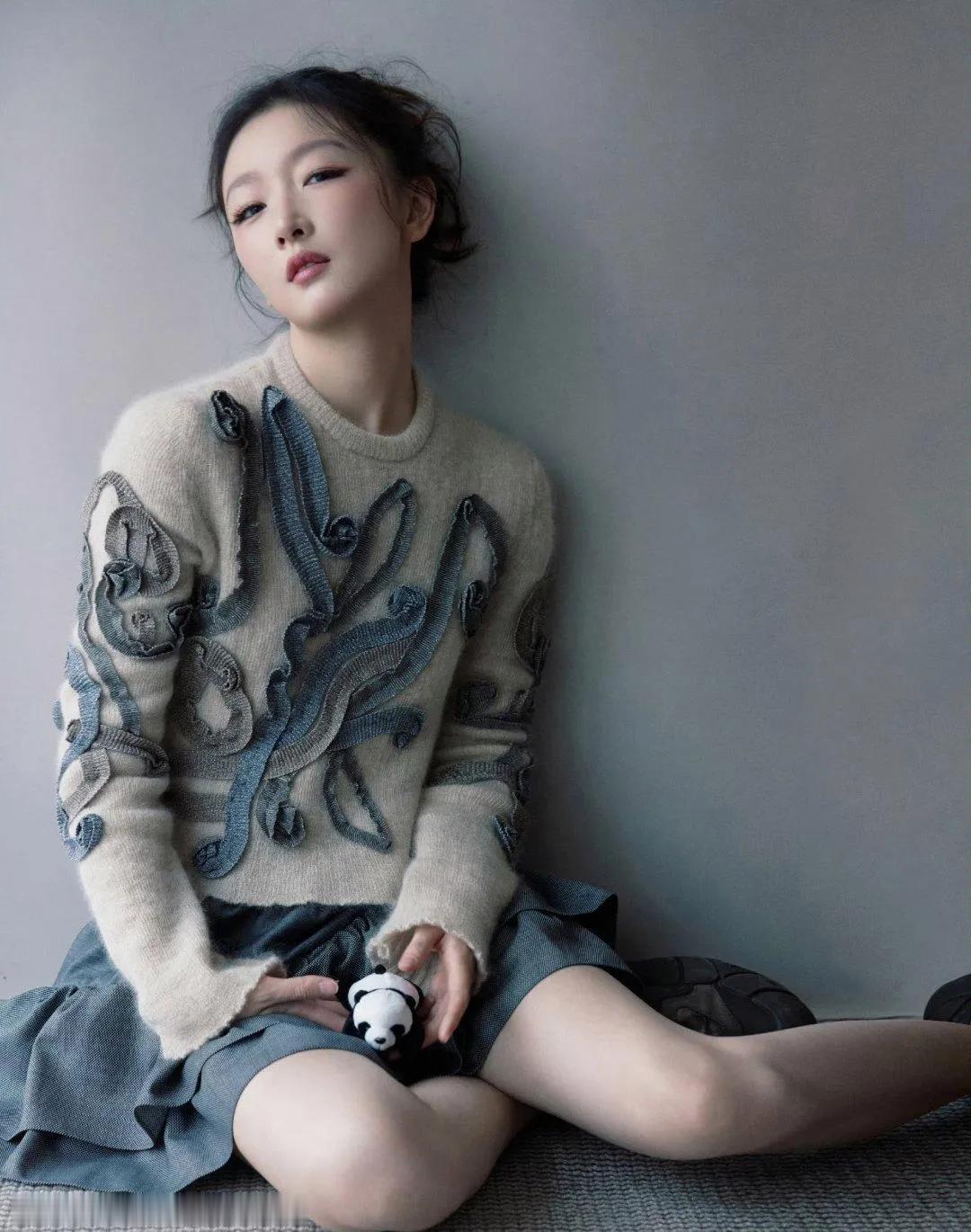 周冬雨把毛衣穿成了时尚教科书！一件设计感满满的针织上衣，搭配一条灰色短裙，