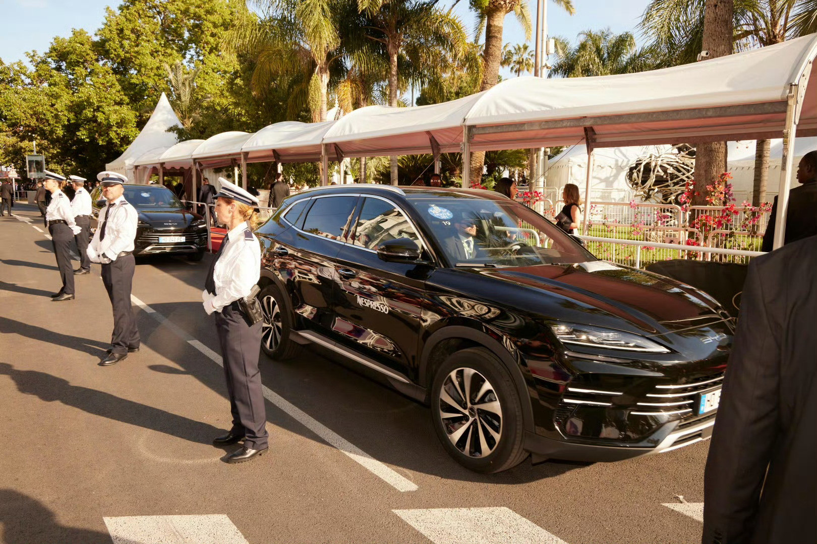 谁能想到，曾经的家用代步车如今成了国际顶流盛会的“座上宾”！戛纳电影节红毯旁，1